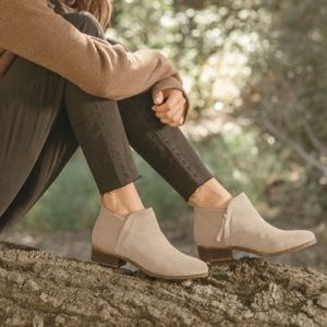 TOMS NWT Taupe Deia Ankle Booties size 6